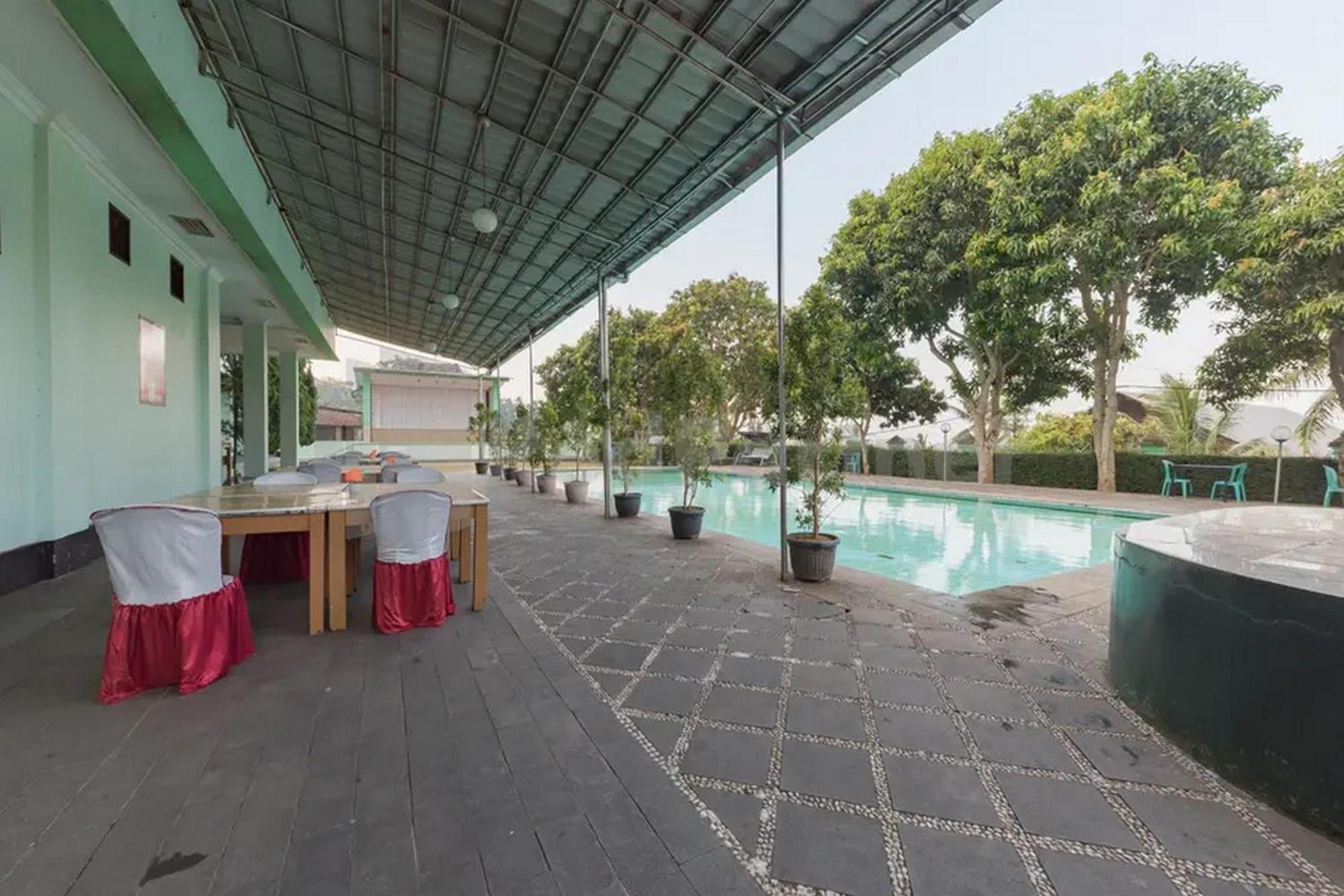 Hotel Ayong Linggarjati Kuningan Mitra Reddoorz Exterior foto
