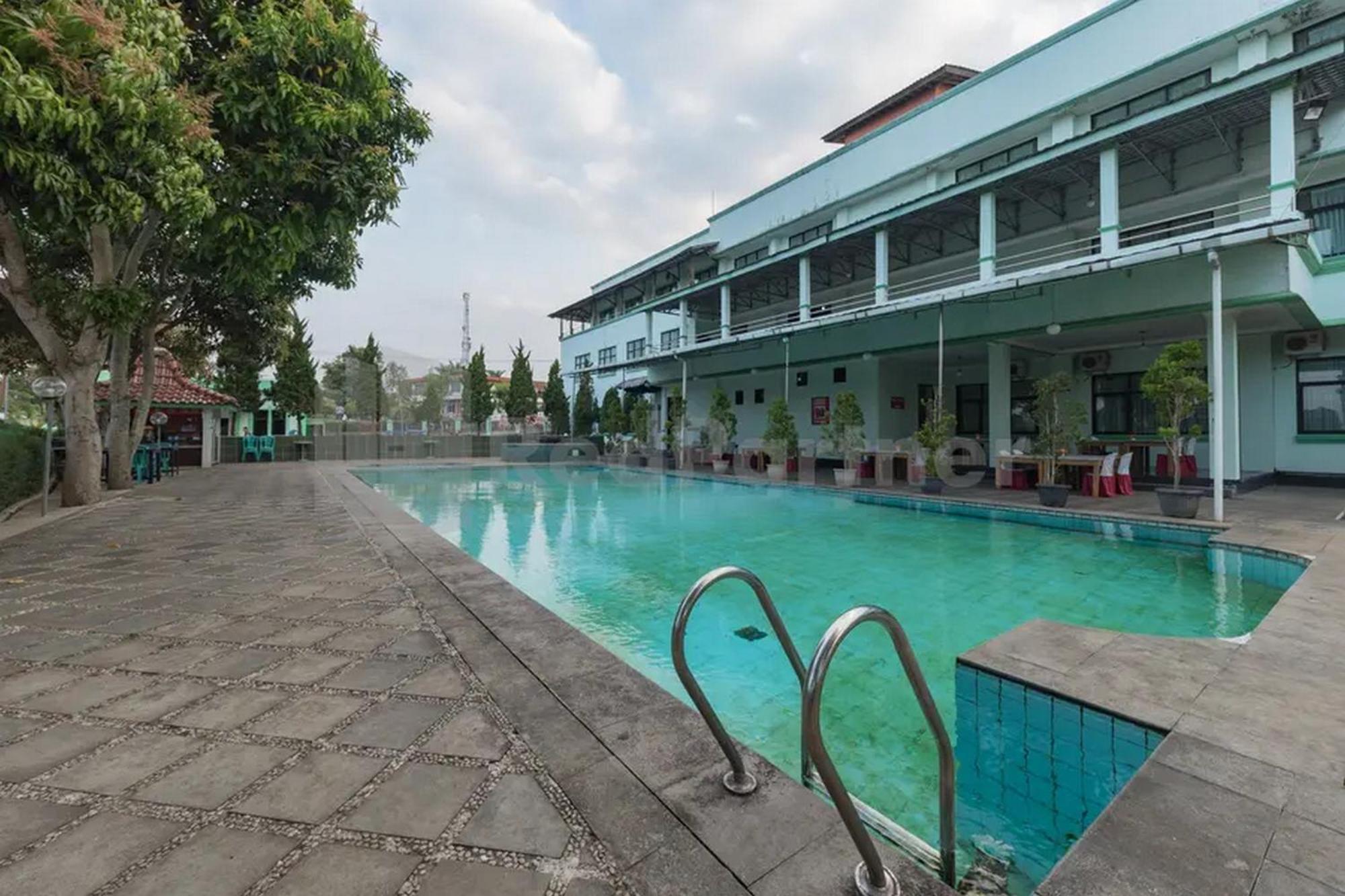 Hotel Ayong Linggarjati Kuningan Mitra Reddoorz Exterior foto